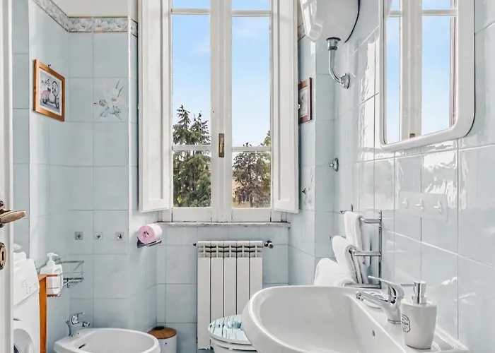 Vatican Oasis - Garden View Balcony & Full Kitchen