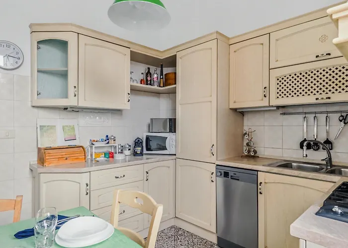 Vatican Oasis - Garden View Balcony & Full Kitchen *