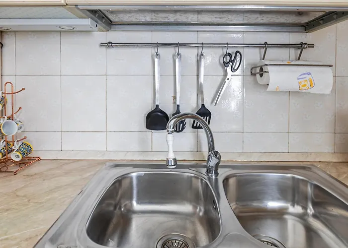 Vatican Oasis - Garden View Balcony & Full Kitchen Apartamento
