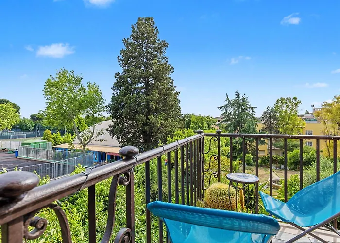Vatican Oasis - Garden View Balcony & Full Kitchen