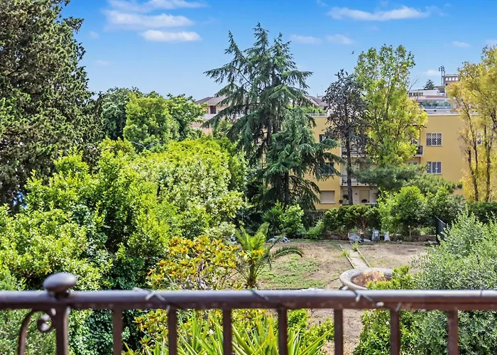Vatican Oasis - Garden View Balcony & Full Kitchen